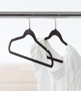 Clean up your closet for a smarter, fresher approach to each and every day. Professional non-slip felt hangers keep clothes in place with an ultra-slim profile that frees up more space, so wrinkles and creases are never part of your ensemble.