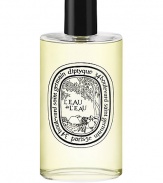 An ode to the sun and to the Dolce Vita of summer siestas under the shade of a southern Italian grove. Among the citrus fruit is set a fresh picked, sparkling and clear bergamont. The scent of neroli rises to kindle the middle notes of orange blossom, Egyptian geranium, white musk and vibrant cedar wood. 