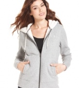 Cozy into this fleece hoodie from the North Face. It's a layering essential for all your outdoor activities.