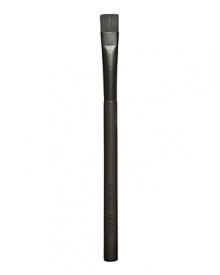 Designed with an angled shape, the Eye Liner Brush makes it easy to apply Eye shadow close to the lash line. Perfect for creating a dramatic smoky eye look