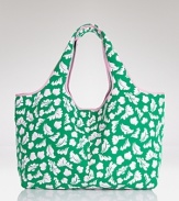 Let DIANE von FURSTEBBERG's roomy beach bag take your look to the beach. Make waves -- this neoprene tote loves sun, sand and your favorite swimsuit.