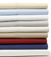 Dream in luxury. The Huntley flat sheet from Lauren by Ralph Lauren boasts soft 400-thread count cotton for a look and feel that will keep you cozy night after night. Finished with a subtle pleated detail along the hem. Comes in an array of hues that range from bold to muted.