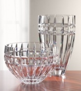 Distinguished by a clean and sharp geometric pattern, the brilliant faceting of this lead crystal bowl radiates modern sophistication.