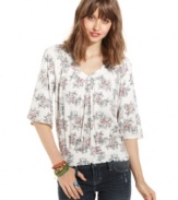Perfect your casual cool in this top from American Rag, where a pretty floral-print and easygoing blouson fit make this piece a wardrobe essential.
