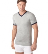 Elevate your lounge look with this contrast-piping v-neck from Polo Ralph Lauren. With heat transfer technology you'll be cool and comfortable all evening long.