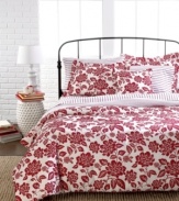 A floral escape! Plant yourself in a garden oasis with this Tommy Hilfiger Smithfield Floral comforter set. A vibrant botanic print is the focal point, while the reverse features an alternating pinstripe pattern.