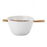 The unique shape and design of this noodle bowl demonstrates a natural elegance. With slots on which the chopsticks can rest, it marries form and function for a pure, organic expression.