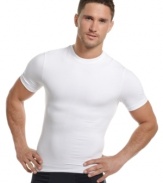 In a slimming stretch cotton blend, One Flat Jack's compression crew neck t-shirt pulls double duty so you can lose the extra baggage and wick away moisture for a cool burst of confidence.