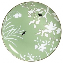 This Limoges porcelain dinner service was created by the well-known designer Sylvie Langet for Raynaud. The leaf design and the bird silhouettes are reminiscent of the golden era of past styles. The fresh colors evoke a feeling of hospitality and the lightness of an early summer day. The clever interplay of positive and negative color highlights the design very effectively. The birds decorate the individual pieces of the dinner service in black, white or gold - to match the rims.