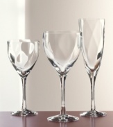 A classic shape with the modern, Nordic touch of Kosta Boda design. These crystal wine goblets are the perfect addition to a modern dining table.