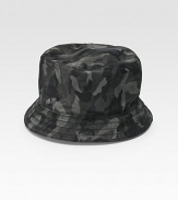 A bucket silhouette in camouflaged nylon with tonal colors and contemporary appeal. Stitched brim Made in Italy