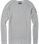 Keep warm as you layer up with this fitted long sleeve classic crew neck thermal t-shirt by Guess Jeans.