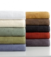 A riveting spectrum of color, the Resort washcloth from Calvin Klein features fashionable hues set in luxurious Egyptian cotton. Attractive tufted stripes along the hem add subtle dimension. Coordinate with any bath accessories to create an invigorating bathroom retreat.