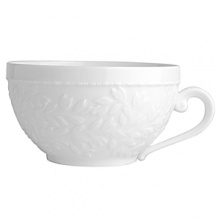 The Louvre dinnerware collection takes its design inspiration from architectural motifs that adorn the exterior of the Louvre museum. Casual or formal, this collection offers great practicality and adapts to every occasion. Oven and dishwasher safe, many of the bakeware pieces transition from oven to table.