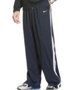Whether for lounging around or working out, these Nike track pants have a sporty, comfortable style you'll love.