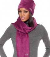Feel fabulous in fleece with this cozy thermal scarf from The North Face. Perfect for ultra-cold days and nights - check out its matching hat!