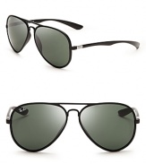 Ultra-stylish and incredibly light, these Ray-Bans aviators feature featherweight thermoplastic frames.