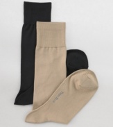 Start your workweek with a touch of luxury. These sleek flat-knit socks from Perry Ellis exude handsome sophistication.