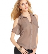A sheer blouse gets a stylish update with split sleeves and a slouchy fit, from GUESS?. Makes an amazing outfit with skinny pants and open-toe booties.