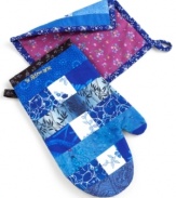 Defy sizzling pots and pans in style! Expertly quilted by Haiti's skilled artisans, this eclectic blue pot holder and oven mitt will keep you cool when the kitchen is boiling hot.