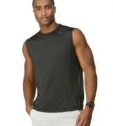 Crafted in high perfomance DRI-FIT polyester, this sleeveless crew makes sure that you stay well-ventilated as you push yourself to new limits.