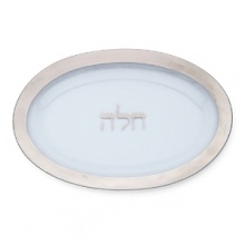 After forming the textured glass of this fine challah platter, craftsmen hand-paint an opulent band of platinum for a breathtaking finish, and spell out challah in Hebrew characters on the center.