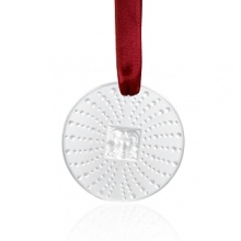 Lalique's iconic Masque de Femme is the centerpiece of this timeless 2011 holiday ornament. Lalique's iconic Masque de Femme is the centerpiece of this timeless 2011 holiday ornament.