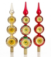 A reflection of holiday joy, this Christmas tree topper from Kurt Adler features three stacked ball ornaments capped with a simple finial. Brilliant color and gold glitter put any tree over the top.