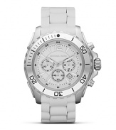 Make a sporty statement with this bright white watch from MICHAEL Michael Kors. With an opaline finish and silicone strap, this style is designed for maximum performance and style.