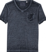 Relax. This distressed v-neck t-shirt from Guess gives your style a laid-back look for a breezy fall day.