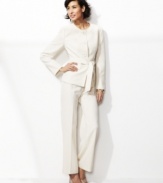 This striking suit from Le Suit features polished pieces outfitted with sleek seaming and tailored details. A truly flawless look.