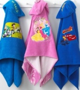 A dream come true for bathing beauties! The Disney Princesses hooded towel combines regal florals with an applique of Cinderella, Aurora and Belle in pretty pink and cream cotton.