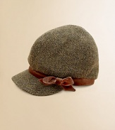 A classic newsboy cap is crafted from classic tweed for added warmth and accented with a velvet bow for an authentic look.Puffed, slightly slouchy crownStiff, rounded brimVelvet trimFloral-printed liningWoolHand washImported