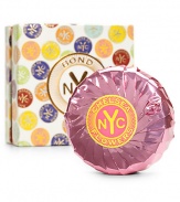 Named after New York's hottest gallery district, where fresh food and flowers abound, Chelsea Flowers is for the energetic ingenue with an outragous mixture of styles. It's an exuberant bouquet of peonies, tulips, hyacinth, magnolia and rose surrounded by musk, sandalwood, vetiver and tree moss. 