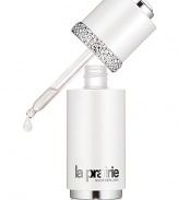 Combines anti-aging, anti-pigmentation and luminescence with pearlescent pigments to inhibit melanin production, detoxify and beautify. The skin surrounding the eye becomes brighter and more even-toned with improved firmness. This light-infused eye serum is a high-performing antidote to under-eye darkness and discoloration.
