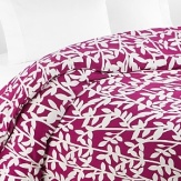 Bring vibrant style into your bedroom. A crisp pattern of white climbing vines adorns a juicy magenta field on this DIANE von FURSTENBERG twin duvet cover.