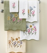 Escape into a garden of plush delights with Avanti's Premier Country Floral washcloth, featuring beautiful embroidery on pure Egyptian cotton.