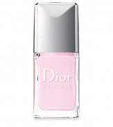 Dior's cult-favorite, long-wearing nail lacquer, Dior Vernis, is back with a new formula, and an oversized brush, for quick and accurate application in a single stroke! A collection of Dior's top shades. Complete your manicure with Diorlisse Ridge-filling basecoat, and Dior's quick-drying Topcoat & Créme Abricot nail & cuticle cream. 