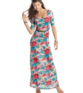 Cute is in bloom on this dress from Spoon Jeans! Sports infinite flowers on a maxi silhouette.