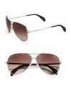 A classic favorite updated with a decorative hammered metal temple with engraved Giorgio Armani logo. Available in gold with brown gradient lens.100% UVA/UVB protection Made in Italy 