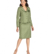 Special touches like a removable floral pin and a multi-vent hem create a unique look. Wear Le Suit's skirt suit with a pair of ladylike heels for extra polish.