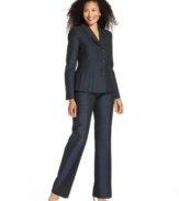 A subtle sheen and tailored seamed details give Le Suit's pant suit polished style that's ready for evening occasions! Finish the look flawlessly with a pair of patent heels.