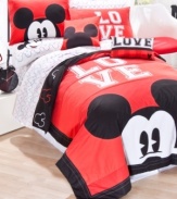 An iconic figure throughout the years, Mickey Mouse is beloved by all. Drift off to a magical sleep with this adorable sheet set from Disney, featuring rows and rows of Mickey Mouse silhouettes for a whimsical look.
