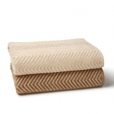 The rich herringbone weave on this sculpted Ralph by Ralph Lauren washcloth creates incomparable luxury and absorbency.