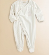 Polka dots and a cute giraffe appliqué make this precious, pima cotton one-piece a must-have for baby.V-neckLong sleeves with mitten cuffsFront crossover snapsBottom snapsPima cottonMachine washImported Please note: Number of snaps may vary depending on size ordered. 