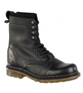 Ready for a pair of men's boots that will give you the rough and tumble look you've been seeking? Distressed details and smooth leather panels make these rugged Dr. Martens boots for men a great choice for your off-the-clock wardrobe.