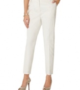 Start spring off right in these crisp trousers from Jones New York. With a cropped, straight silhouette they instantly elongate legs, especially when paired with nude pumps.