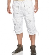 Go long. These cargo shorts from Sean John get a few extra inches for truly streetwise styling.