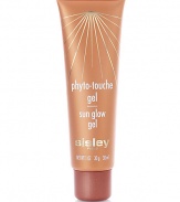 A skin illuminating gel for a radiant glow all year long. Glides on your face to enhance your tan and give golden and copper highlights to your skin. Thanks to its reflective pigments and the silicone contained in its formulation, it melts into the skin to make it more luminous and golden. Fresh and easy to apply, this extremely fine-textured, non-greasy gel blends with skin for a natural-looking, uniform complexion. Suitable for all skin types and skin shades. 1 oz. 