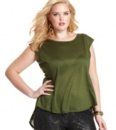 Leave them wanting more in Jessica Simpson's short sleeve plus size top, featuring a gathered back and high-low hem.